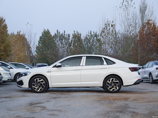 2023 Volkswagen Sagitar 300TSI DSG Leap versión Limousine con cámara trasera y AC automático