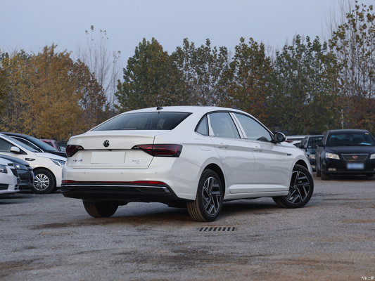 2023 Volkswagen Sagitar 300TSI DSG Leap versión Limousine con cámara trasera y AC automático