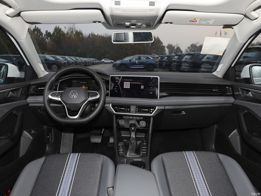2023 Volkswagen Sagitar 300TSI DSG Leap versión Limousine con cámara trasera y AC automático