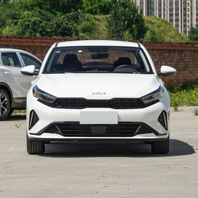 2023 Kia K3 Lámparas delanteras LED con motor aspirado natural y bajo consumo de combustible