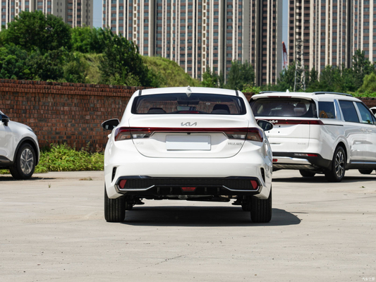 2023 Kia K3 Lámparas delanteras LED con motor aspirado natural y bajo consumo de combustible