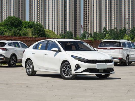 2023 Kia K3 Lámparas delanteras LED con motor aspirado natural y bajo consumo de combustible