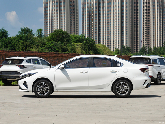 2023 Kia K3 Lámparas delanteras LED con motor aspirado natural y bajo consumo de combustible
