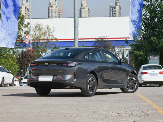Tipo de combustible Híbrido Changan A05 Híbrido enchufable 5 asientos Tres cajas 2024