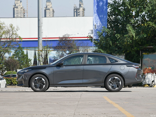 Tipo de combustible Híbrido Changan A05 Híbrido enchufable 5 asientos Tres cajas 2024