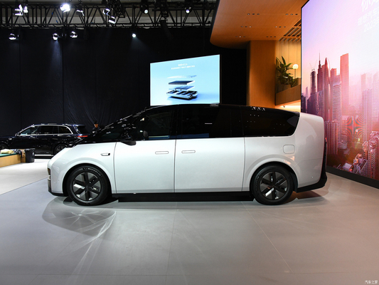 2023 MAX MPV Li Mega Auto EVC Car con 400KW de potencia total del motor y 700KM de alcance CLTC