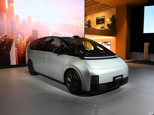 2023 MAX MPV Li Mega Auto EVC Car con 400KW de potencia total del motor y 700KM de alcance CLTC