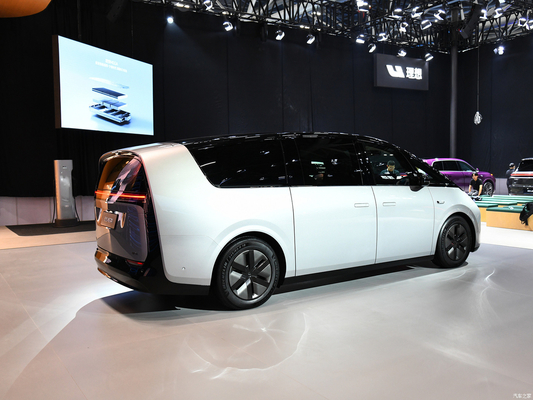 2023 MAX MPV Li Mega Auto EVC Car con 400KW de potencia total del motor y 700KM de alcance CLTC