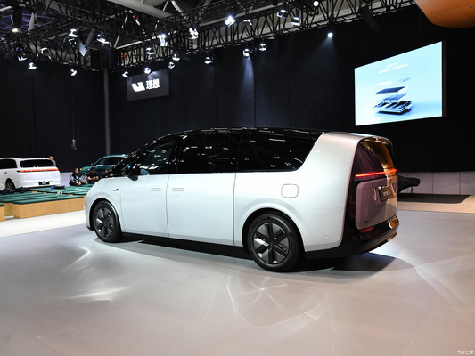 2023 MAX MPV Li Mega Auto EVC Car con 400KW de potencia total del motor y 700KM de alcance CLTC