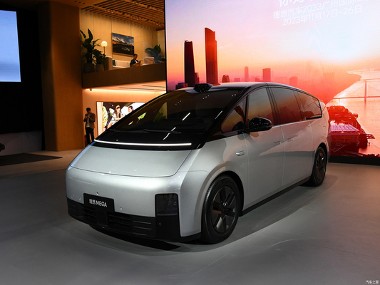2023 MAX MPV Li Mega Auto EVC Car con 400KW de potencia total del motor y 700KM de alcance CLTC
