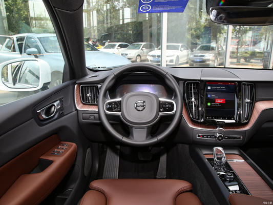 2024 Volvo XC60 B5 48V Light Hybrid 4WD SUV de lujo de tamaño mediano con 5 asientos y 6 bolsas de aire