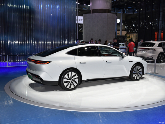 Energía eléctrica Geely Galaxy E8 Coche de 4 puertas y 5 asientos con 200KW de potencia y un interior espacioso