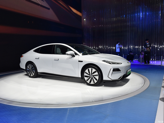 Energía eléctrica Geely Galaxy E8 Coche de 4 puertas y 5 asientos con 200KW de potencia y un interior espacioso