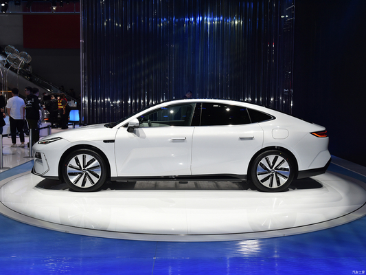 Energía eléctrica Geely Galaxy E8 Coche de 4 puertas y 5 asientos con 200KW de potencia y un interior espacioso
