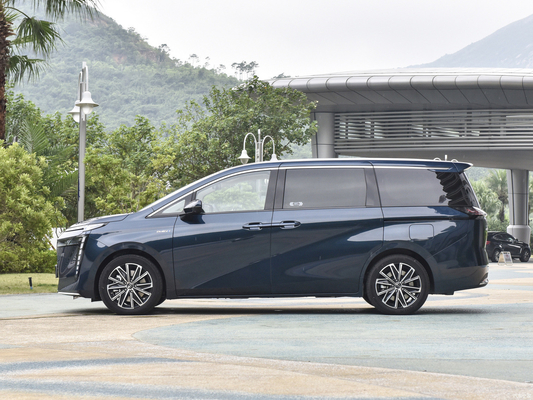 Vehículo híbrido Trumpchi E8 Max PHEV de tamaño medio de 5 puertas y 7 asientos con autonomía de 150 km