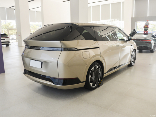 Como imagen Xpeng X9 2024 modelo 702 super larga duración de la batería PRO con 235KW de potencia total del motor