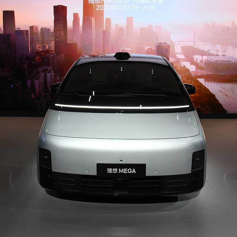 2023 MAX MPV Li Mega Auto EVC Car con 400KW de potencia total del motor y 700KM de alcance CLTC